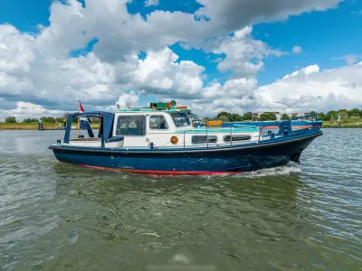 vlet op het water onder bewolkte lucht
