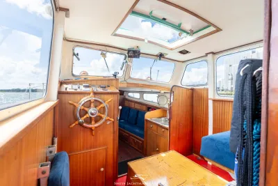 interieur en stuurhut van vlet
