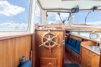 stuurhuis en interieur van houten vlet