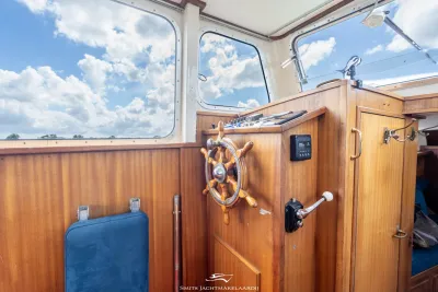 stuurhuisinterieur met houten stuurwiel