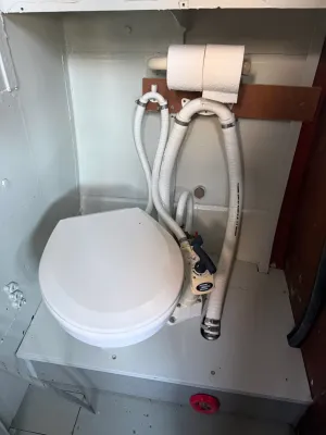 toilet en leidingen in scheepsruimte