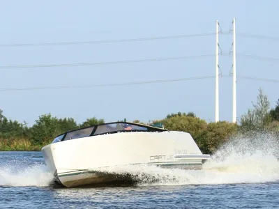 witte tender vaart met waterspat