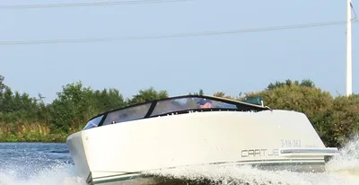 witte tender vaart met waterspat