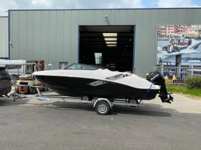 boot op trailer voor loods