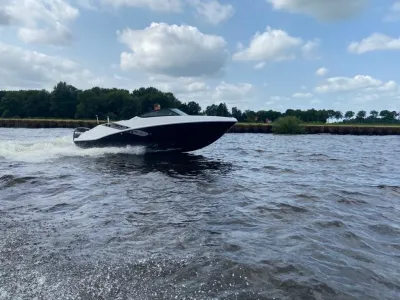 bowrider op het water