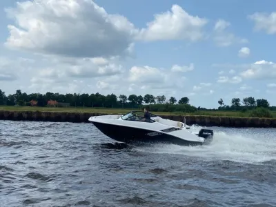 bowrider op het water
