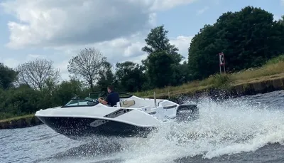 bowrider op het water met opspattend water