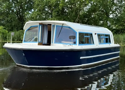 woonboot op stil water bij oever