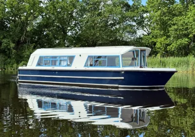 woonboot in groene omgeving