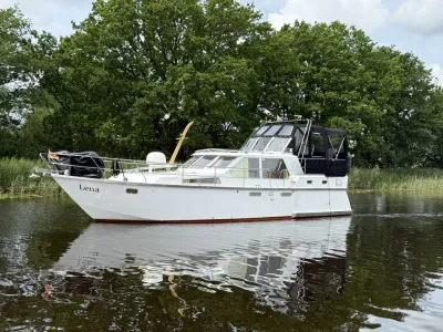 wit motorjacht op rustig water