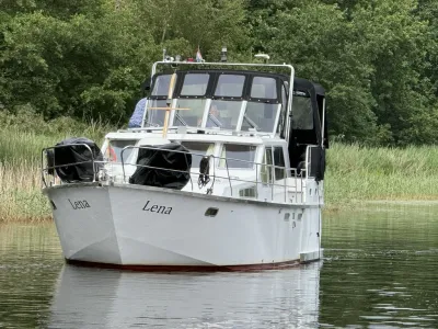 motorboot voor anker bij rietkraag