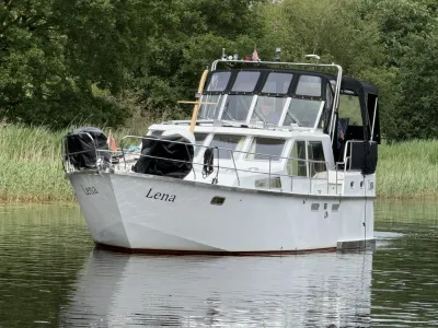 wit motorjacht op rivier