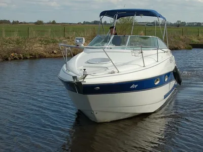 wit-blauwe sportboot op kanaal