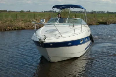 wit-blauwe sportboot op kanaal
