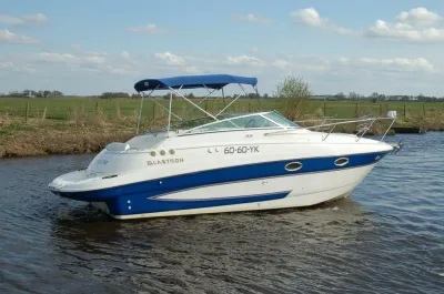 wit-blauwe sportcruiser op het water