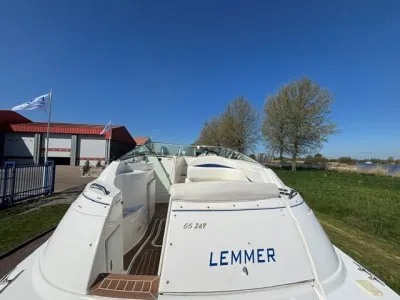 witte sportcruiser aan wal bij jachthaven