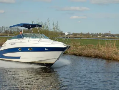 sportcruiser varend op kanaal