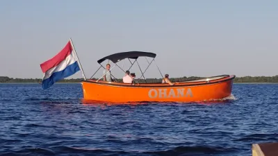 Oranje sloep op open water
