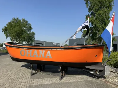 oranje sloep op bokken