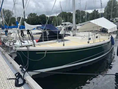 zeiljacht aangemeerd in jachthaven