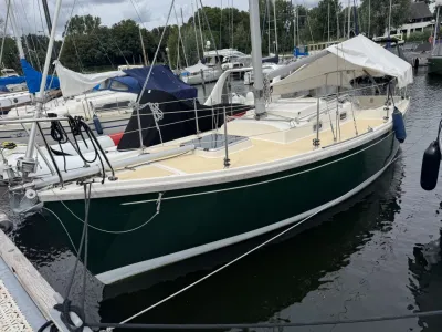 zeiljacht afgemeerd in jachthaven
