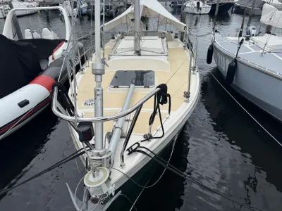 zeiljacht gezien vanaf de boeg in de haven