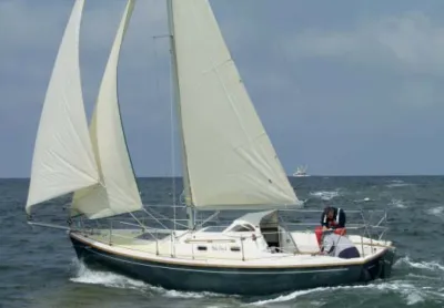 zeiljacht op zee met bemanning