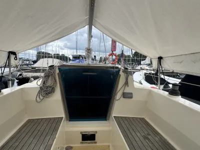 cockpit van zeiljacht in jachthaven