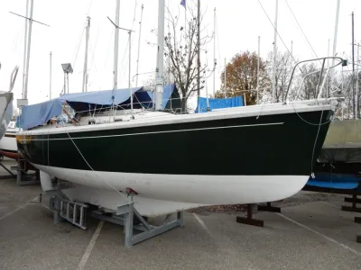 zeiljacht op land in jachthaven