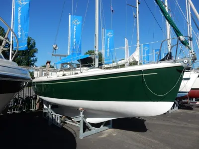 zeiljacht op bok in jachthaven