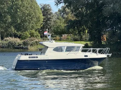 motorboot varend langs groene oever