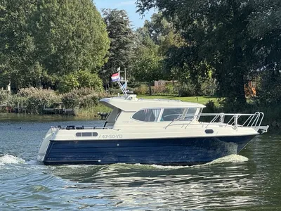 motorboot op rustig binnenwater bij oever