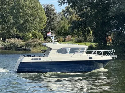 motorboot op rivier bij groene oever