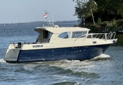 motorboot op het water, zijaanzicht