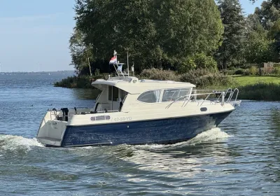 motorboot op binnenwater bij groene oever