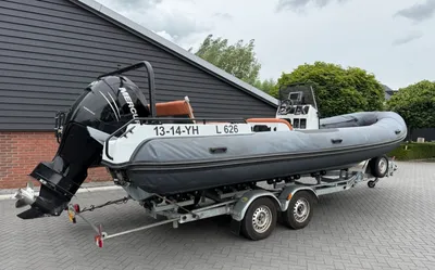 RIB rubberboot op trailer bij gebouw