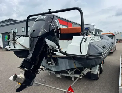 rib op trailer met buitenboordmotor