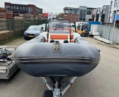 RIB op trailer op industrieterrein
