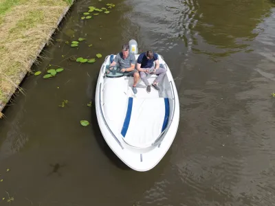 witte open boot met twee personen