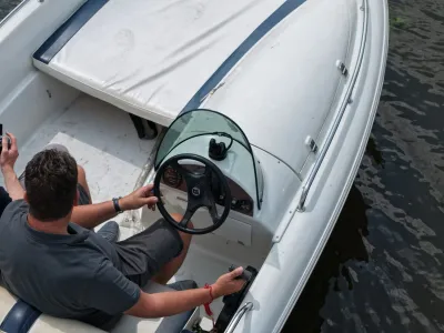 gedeelte van witte open boot met stuurconsole