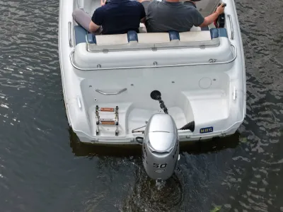 achterkant van open boot met buitenboordmotor