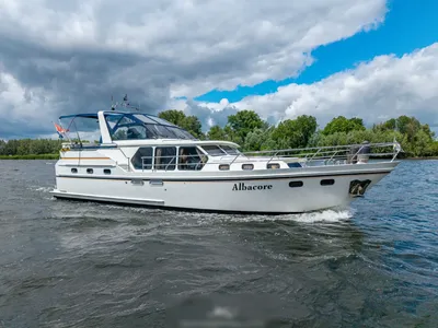motorjacht op open water