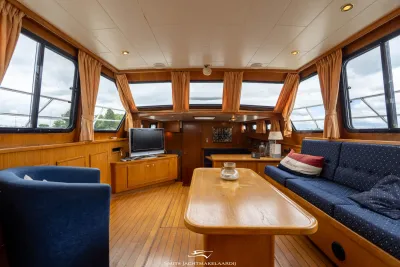 kajuit interieur met houtafwerking