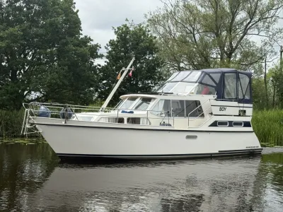 motorjacht op rustig water