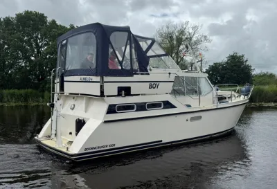 witte motorkruiser op rustig water