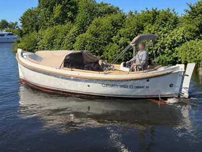 sloep op rustig water met bestuurder