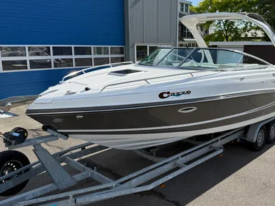 motorboot op aanhanger bij loods