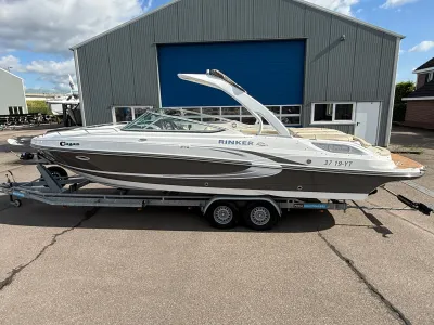 motorboot op trailer bij loods
