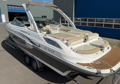 sportboot op trailer bij bedrijfsgebouw