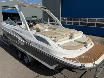 motorboot op trailer bij bedrijfsloods